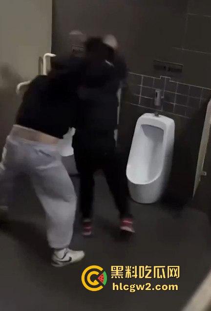 公共厕所两个小伙打架闹到蹲坑 旁边眼镜哥直接被打懵 场面尴尬又搞笑!-1
