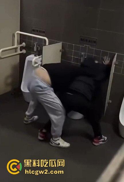 公共厕所两个小伙打架闹到蹲坑 旁边眼镜哥直接被打懵 场面尴尬又搞笑!-3