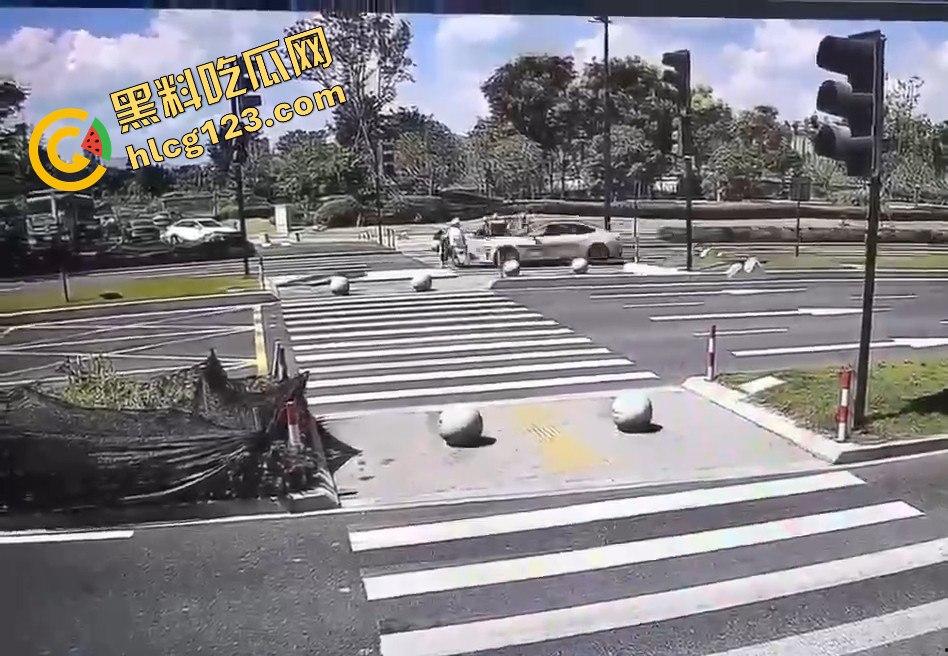 新能源车一脚油门直接把电动车撞飞!这速度是开的有多快?-1