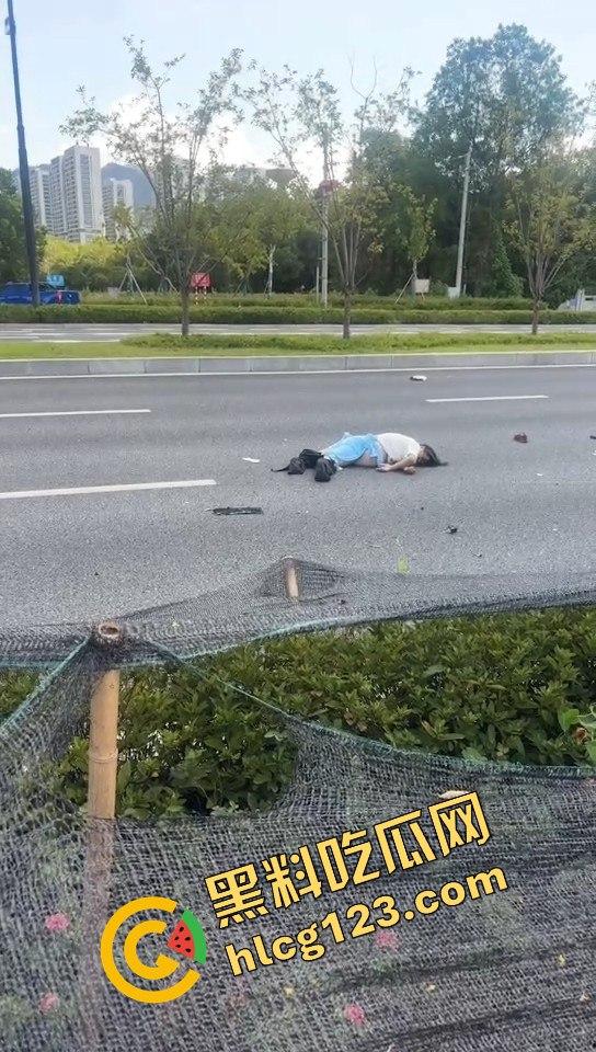 新能源车一脚油门直接把电动车撞飞!这速度是开的有多快?-2