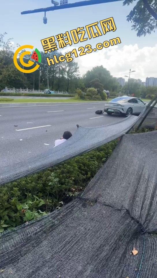 新能源车一脚油门直接把电动车撞飞!这速度是开的有多快?-4