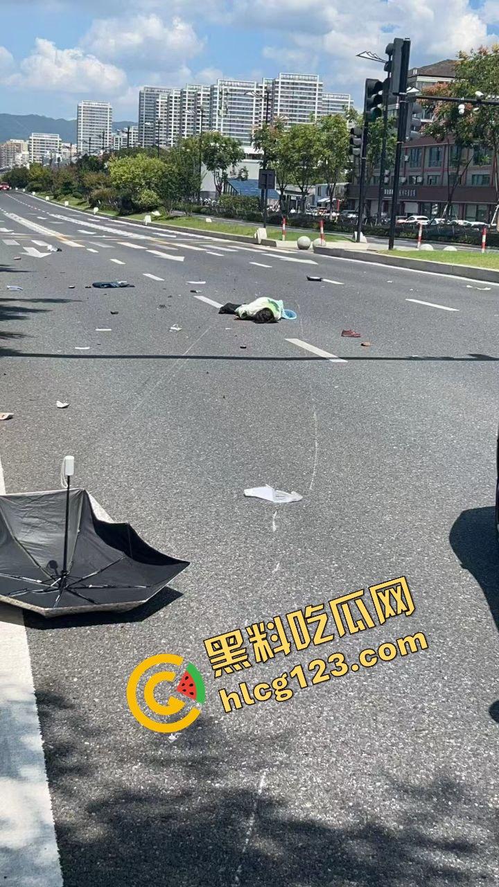 新能源车一脚油门直接把电动车撞飞!这速度是开的有多快?-5