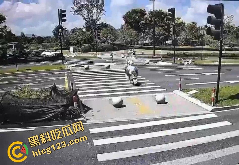 新能源车一脚油门直接把电动车撞飞!这速度是开的有多快?-6