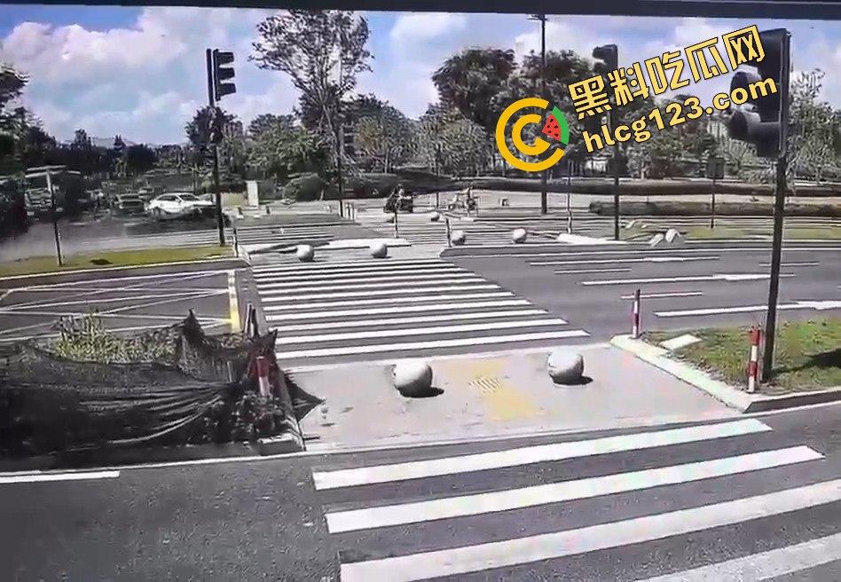 新能源车一脚油门直接把电动车撞飞!这速度是开的有多快?-8