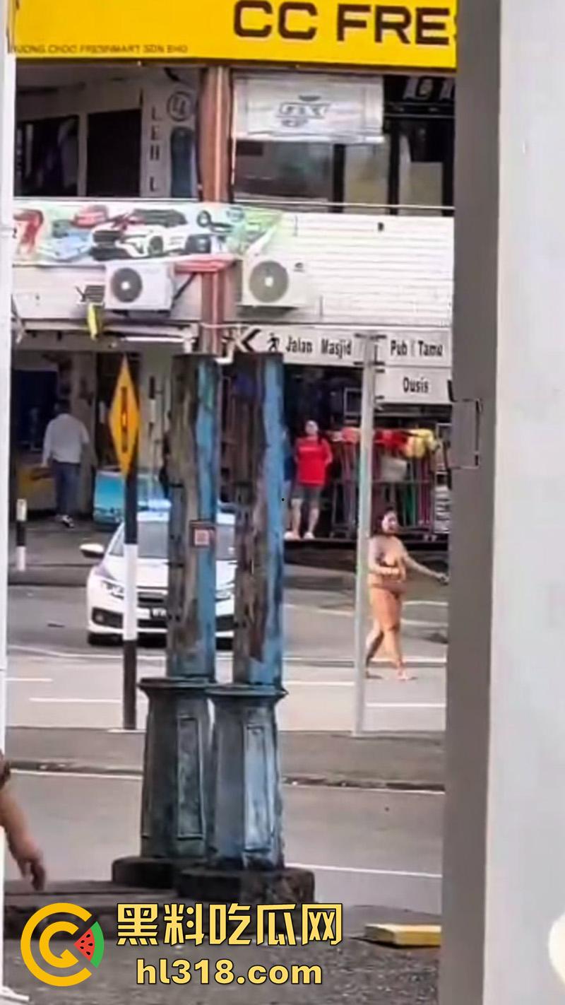 马来西亚肥臀裸女，因离婚发疯全裸上街，见人就骂见车就打，哪怕是警车也不放过，这大屁股有喜欢的么？-4