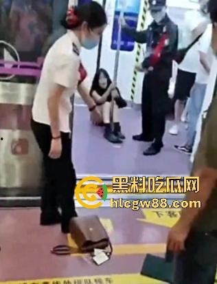 光天化日扒光女子衣服 涉事保安获嘉奖无数!陕西西安地铁事件再度发酵 女老师丢了尊严丢了工作!-11