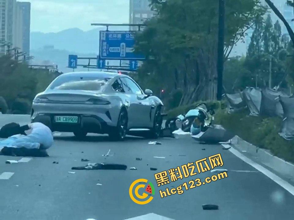 新能源车一脚油门直接把电动车撞飞!这速度是开的有多快?-11