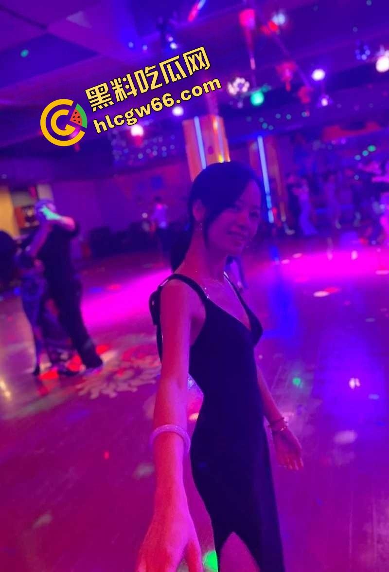 十块钱能干嘛?能买两根雪糕,也能直接揉奶抠逼!莎莎舞厅现场曝光骚货排队等你摸!-9