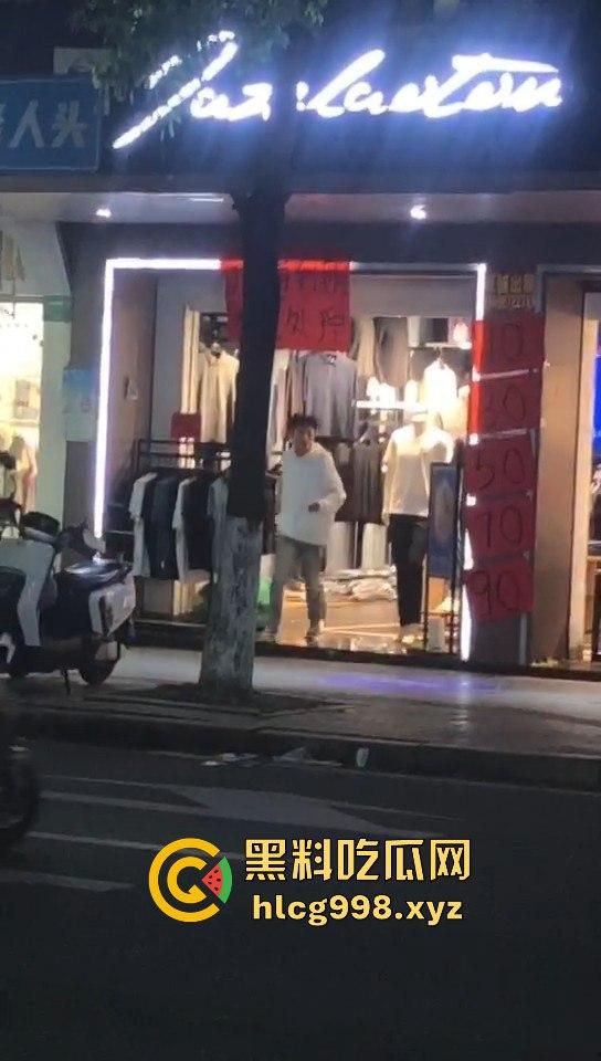 潮阳棉城精神小伙街头斗殴!马刀上手,砍到手臂当场飞掉!-3