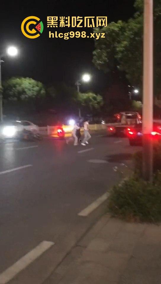 潮阳棉城精神小伙街头斗殴!马刀上手,砍到手臂当场飞掉!-4