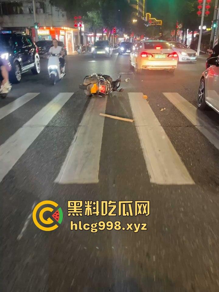 潮阳棉城精神小伙街头斗殴!马刀上手,砍到手臂当场飞掉!-5