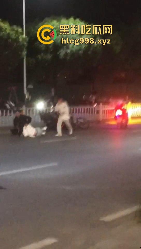 潮阳棉城精神小伙街头斗殴!马刀上手,砍到手臂当场飞掉!-7