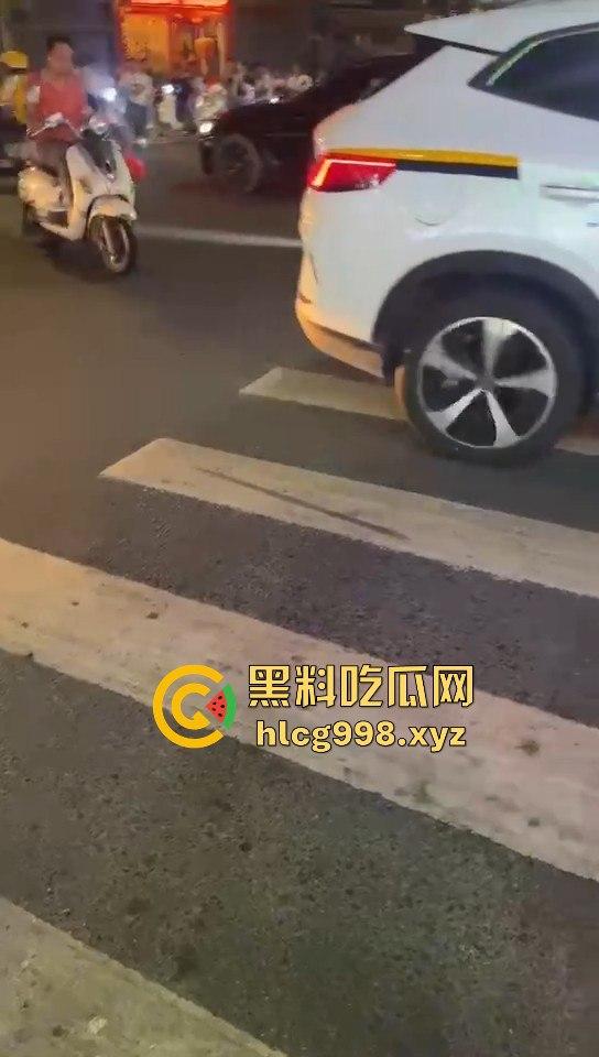 潮阳棉城精神小伙街头斗殴!马刀上手,砍到手臂当场飞掉!-10