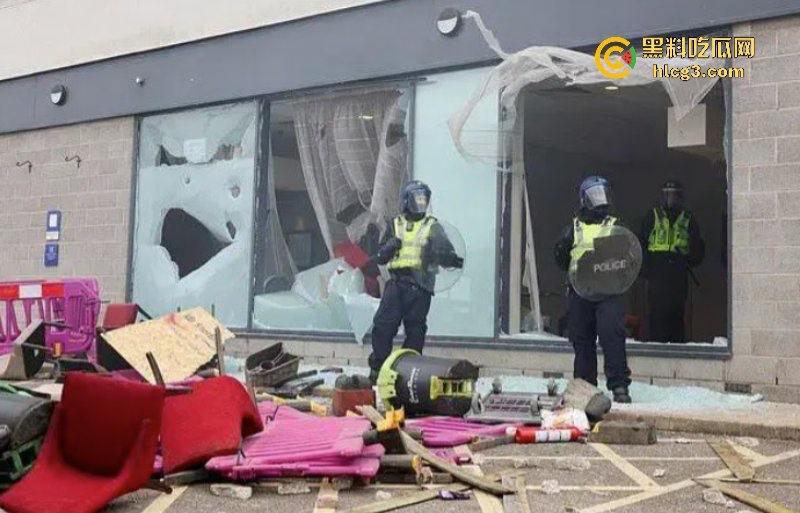 零元购来了!英国近10年最大暴乱!多个城市当街打砸抢烧-1