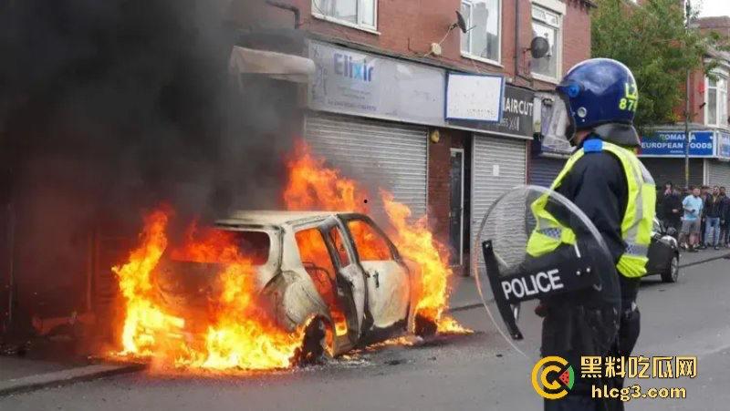 零元购来了!英国近10年最大暴乱!多个城市当街打砸抢烧-7