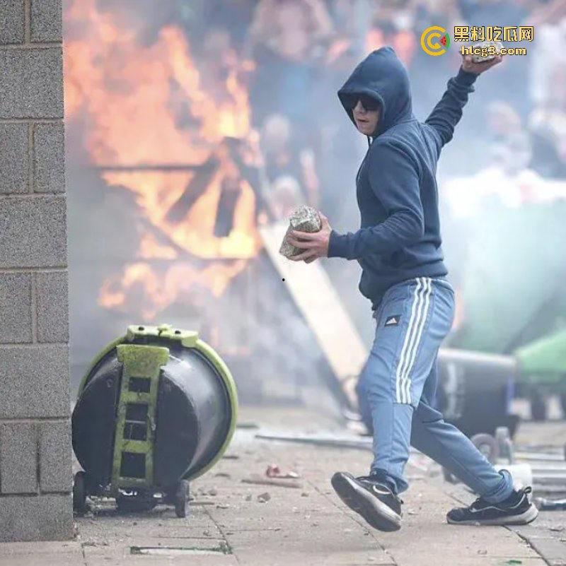 零元购来了!英国近10年最大暴乱!多个城市当街打砸抢烧-8