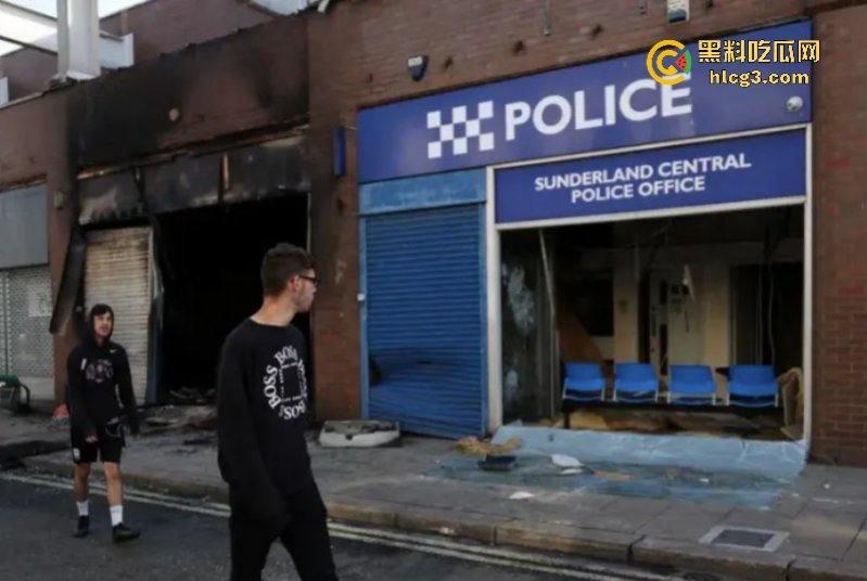零元购来了!英国近10年最大暴乱!多个城市当街打砸抢烧-9