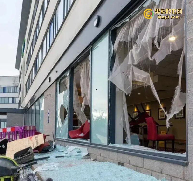 零元购来了!英国近10年最大暴乱!多个城市当街打砸抢烧-11