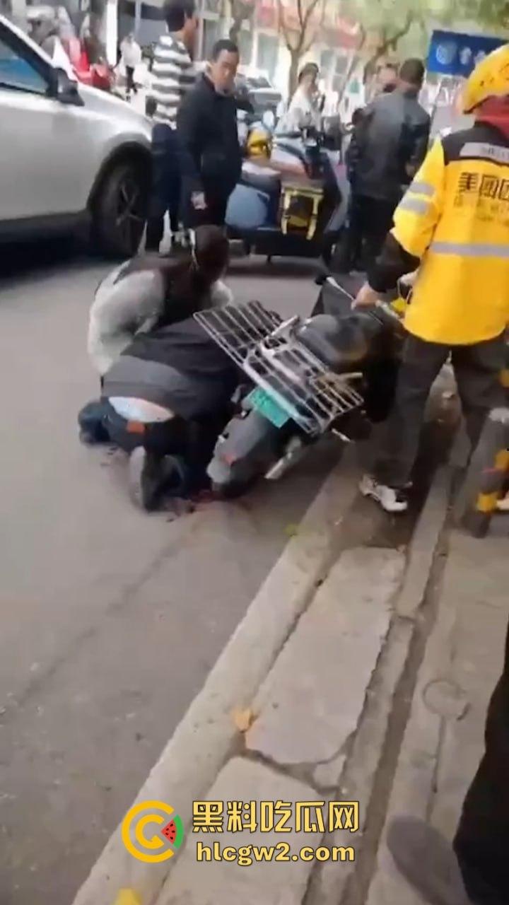 嚣张自有天收!成都龙泉驿开车男路怒 推搡辱骂外卖员被一招封喉-2