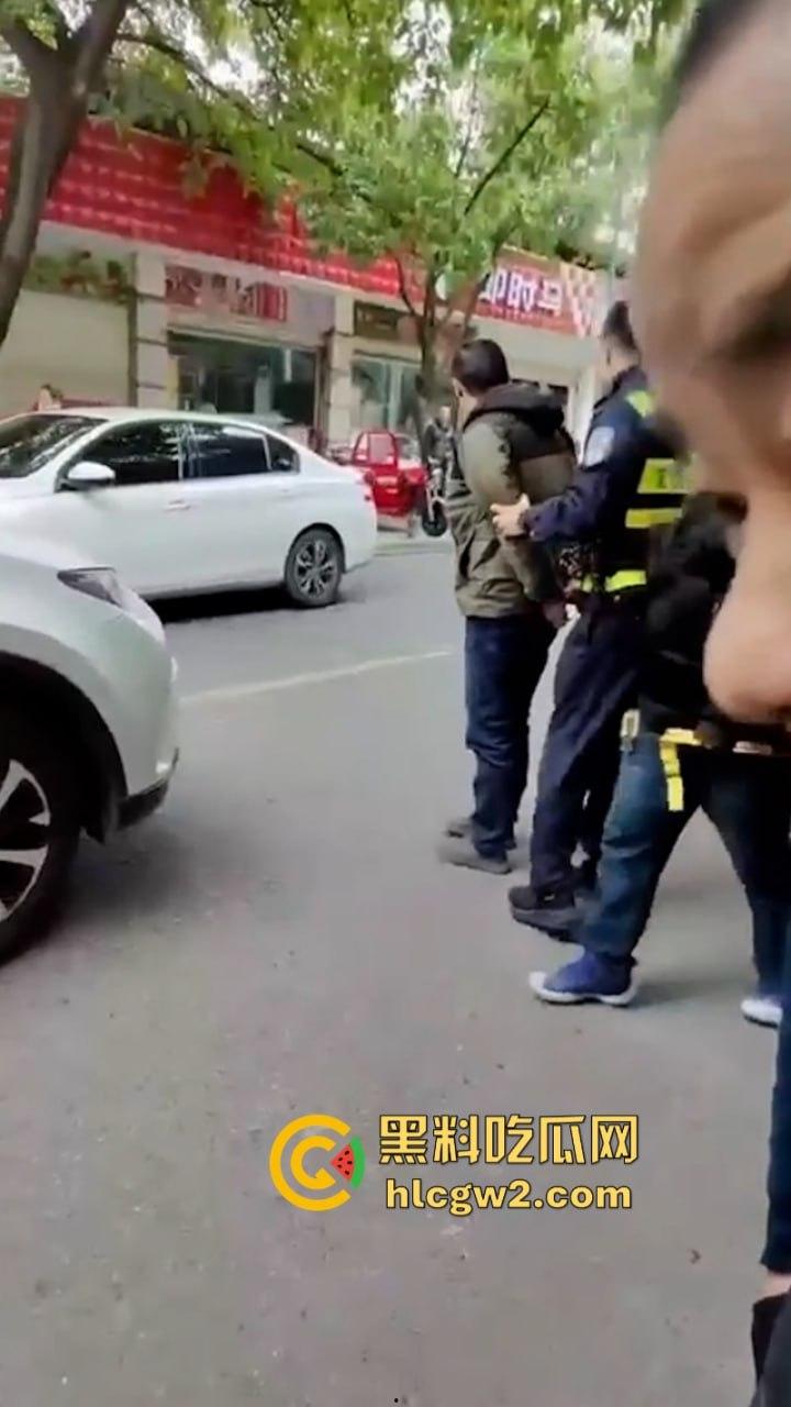 嚣张自有天收!成都龙泉驿开车男路怒 推搡辱骂外卖员被一招封喉-3