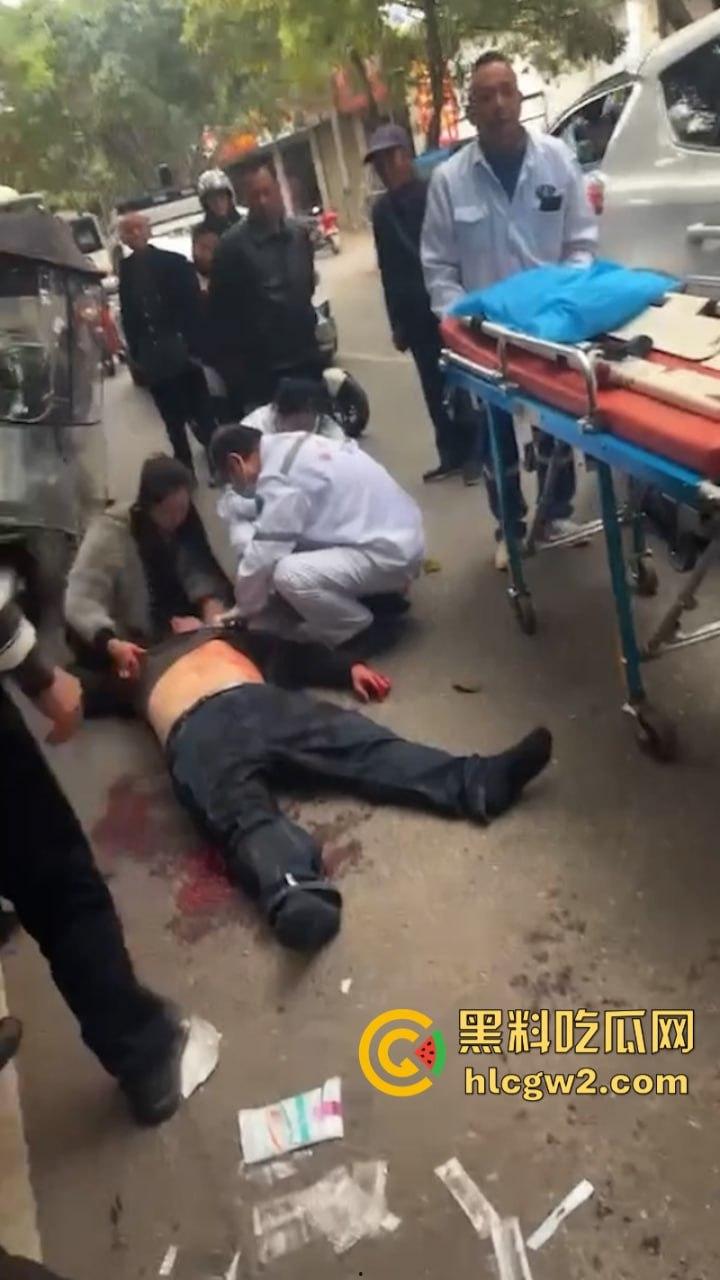 嚣张自有天收!成都龙泉驿开车男路怒 推搡辱骂外卖员被一招封喉-4