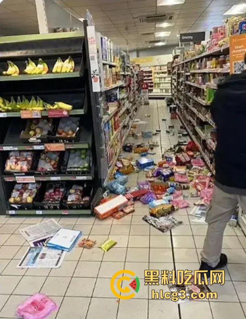 零元购来了!英国近10年最大暴乱!多个城市当街打砸抢烧-15