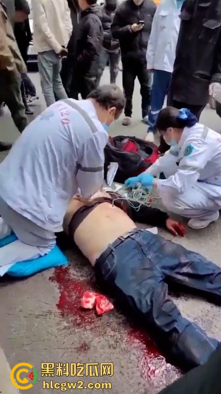 嚣张自有天收!成都龙泉驿开车男路怒 推搡辱骂外卖员被一招封喉-5