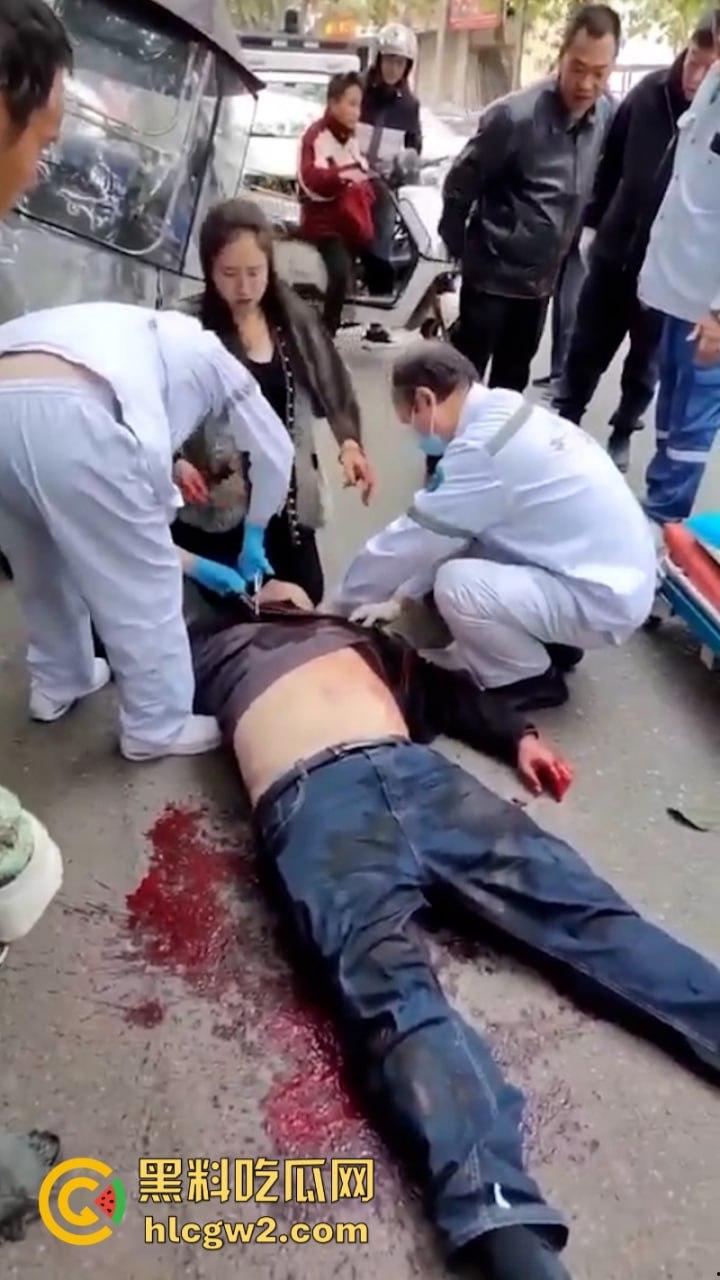 嚣张自有天收!成都龙泉驿开车男路怒 推搡辱骂外卖员被一招封喉-6