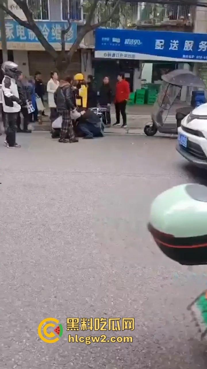 嚣张自有天收!成都龙泉驿开车男路怒 推搡辱骂外卖员被一招封喉-7