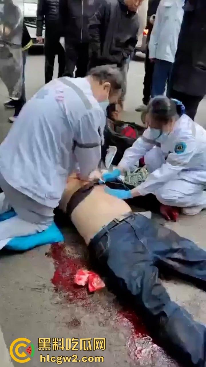 嚣张自有天收!成都龙泉驿开车男路怒 推搡辱骂外卖员被一招封喉-8