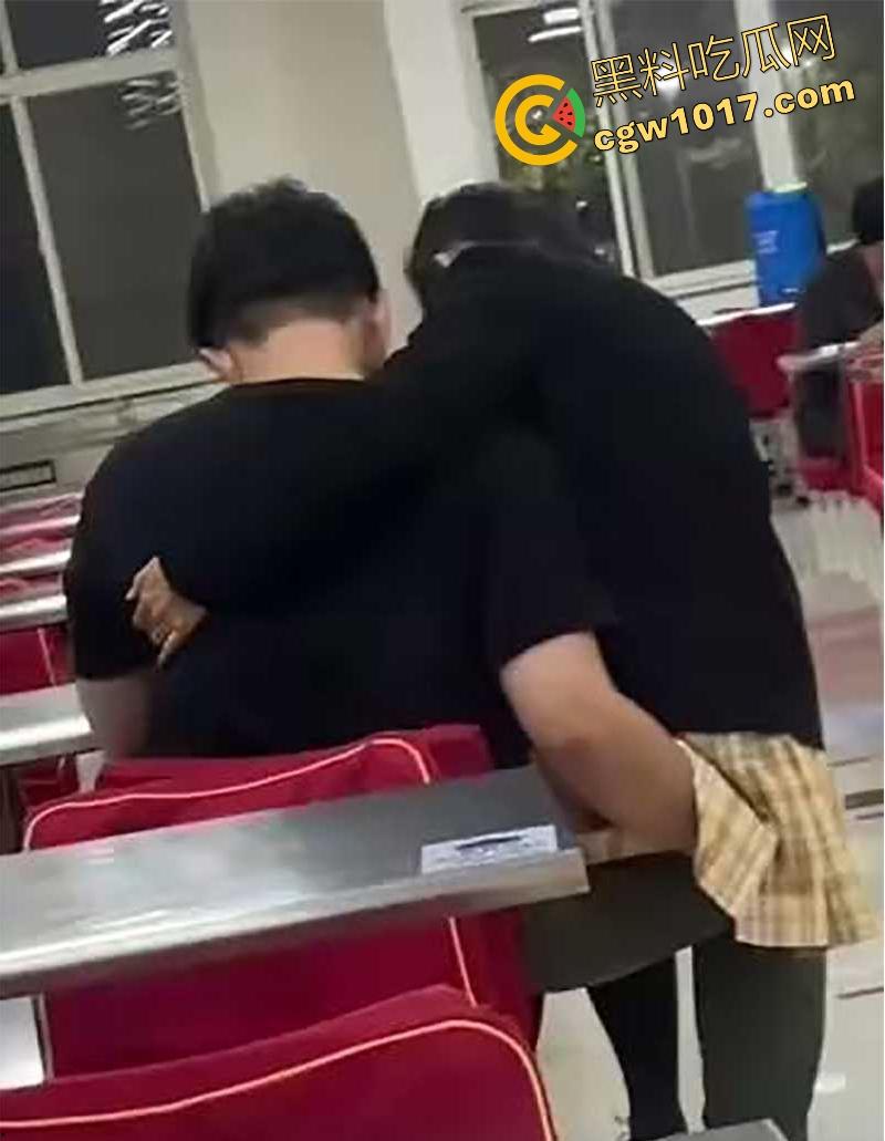 常州轻工大学饭堂激情一刻,JK清纯女大激情相吻,情到浓处直捅裙底骚逼,随后女生跪地疑似深喉口交,当我们不是人是吧!-5