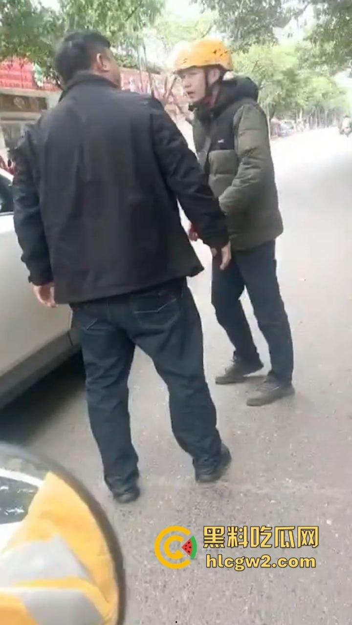 嚣张自有天收!成都龙泉驿开车男路怒 推搡辱骂外卖员被一招封喉-9