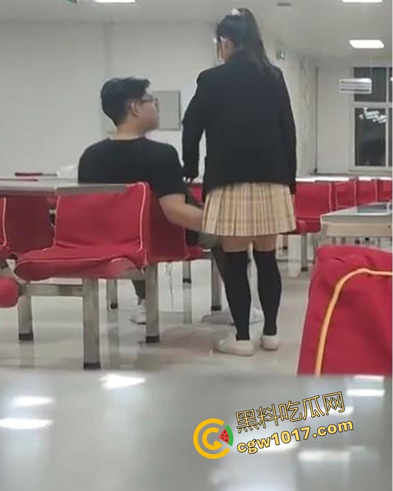 常州轻工大学饭堂激情一刻,JK清纯女大激情相吻,情到浓处直捅裙底骚逼,随后女生跪地疑似深喉口交,当我们不是人是吧!-7