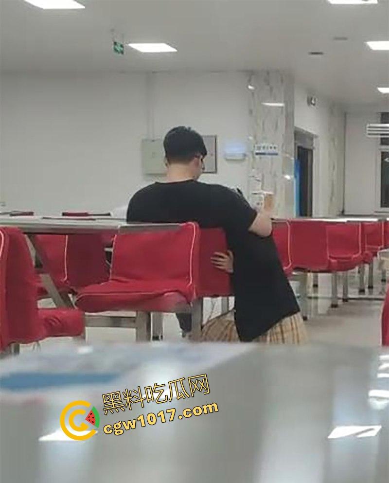 常州轻工大学饭堂激情一刻,JK清纯女大激情相吻,情到浓处直捅裙底骚逼,随后女生跪地疑似深喉口交,当我们不是人是吧!-8