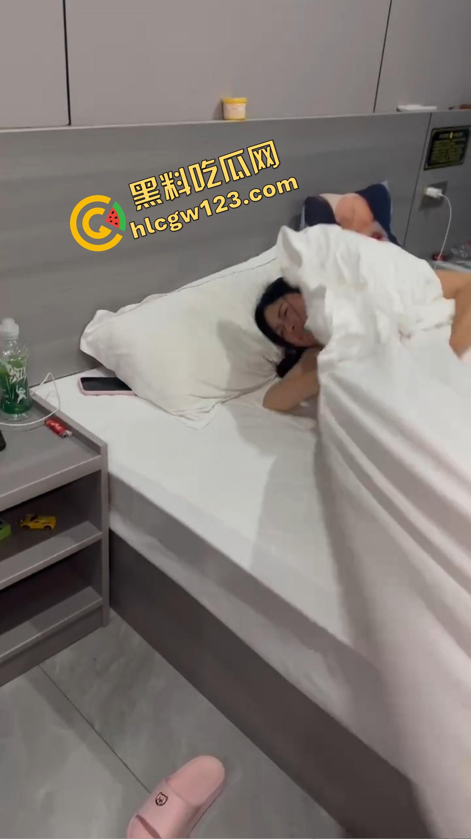 捉奸不敢动手?绿帽男带兄弟给奸夫站岗,穿红裤衩睡人女友,野男人奸气冲天娼光万丈!-5