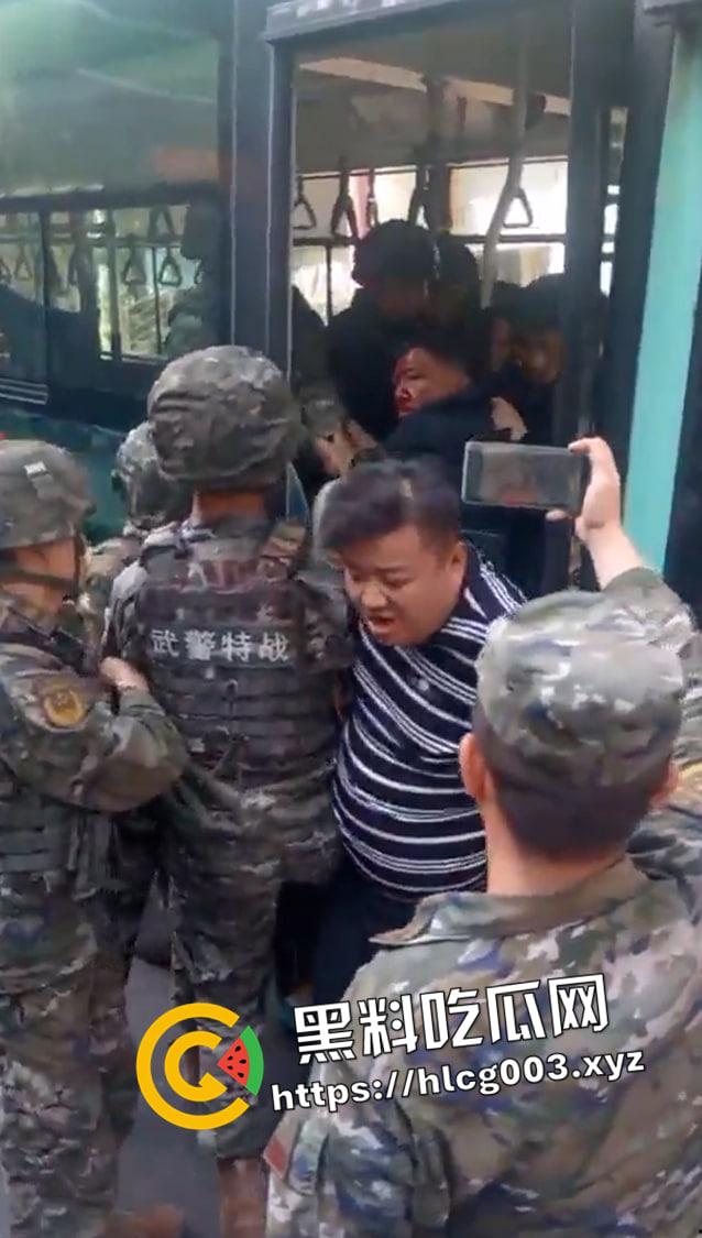 四川自贡37路公交车伤人现场 男子砍死司机挟持乘客 出动特警军队抓捕 满脸都是别人的血-2