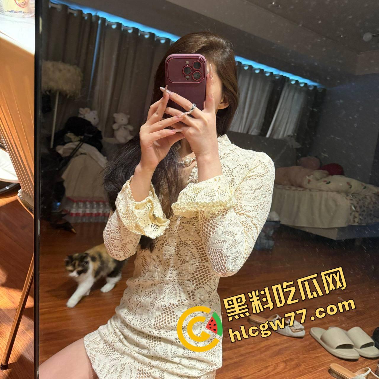 重庆御姐护士『图米海』被开盒,穿情趣抠逼拍片流出,腿长屁股翘骚话说得贼带劲,这女的男人全看哭了!-1