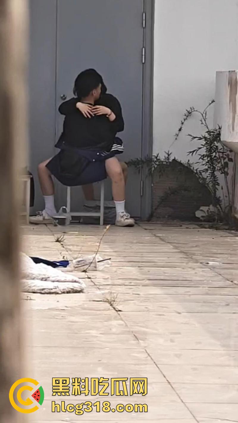 高中生小情侣学校楼顶露出做爱,无人的小拐角当场脱光女上位抽插,大奶学生妹性欲很强啊!-1