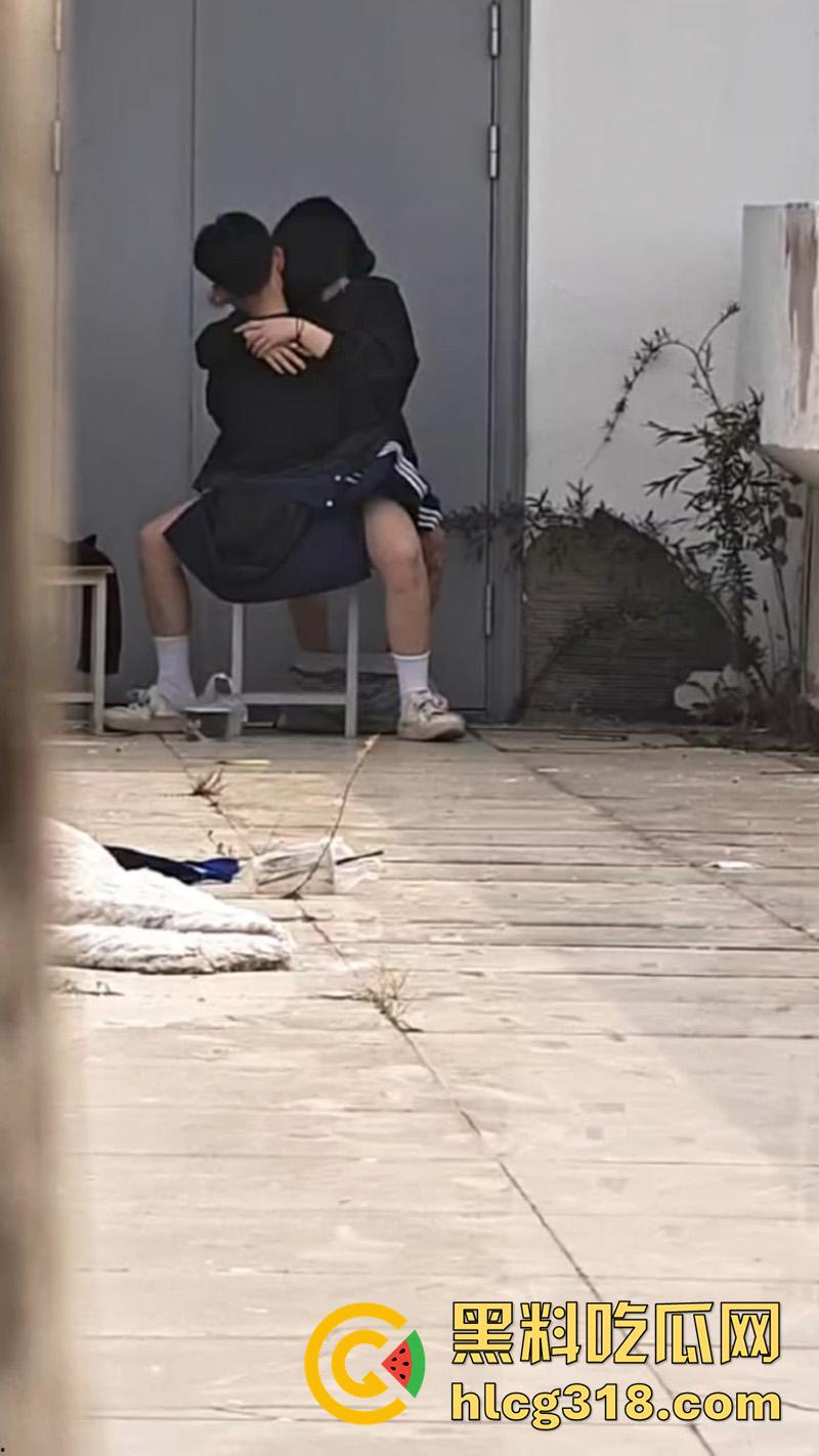 高中生小情侣学校楼顶露出做爱,无人的小拐角当场脱光女上位抽插,大奶学生妹性欲很强啊!-3