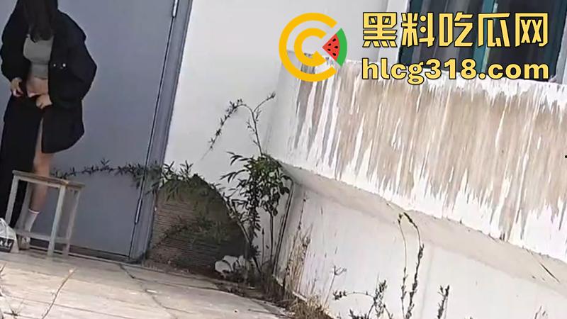 高中生小情侣学校楼顶露出做爱,无人的小拐角当场脱光女上位抽插,大奶学生妹性欲很强啊!-5