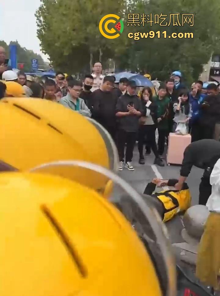 重庆大学城老女人街头醉打美团小哥,踩头踩脸侮辱,打断三根肋骨,小哥全程未还手,这大姐打完人还极其嚣张!-1