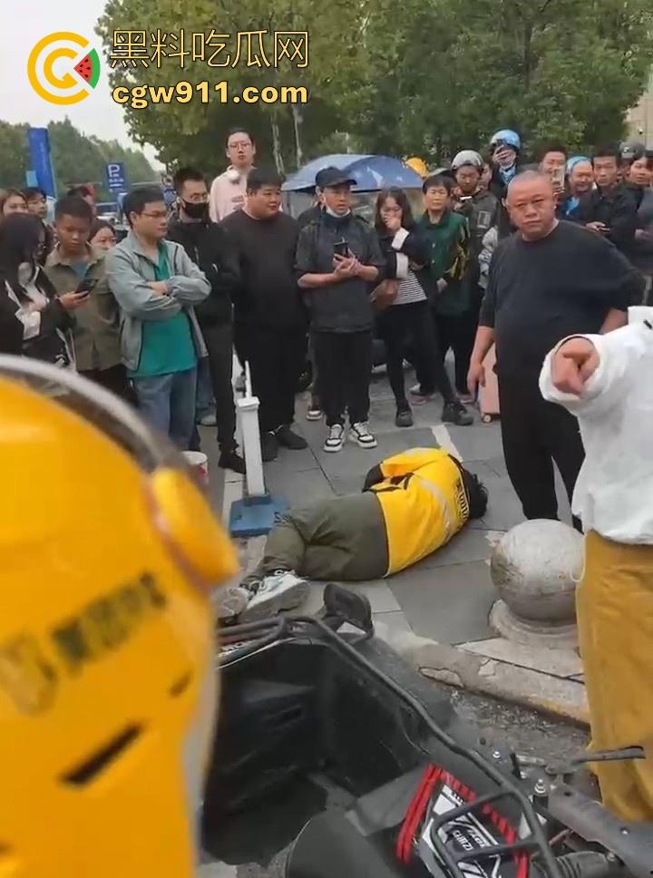 重庆大学城老女人街头醉打美团小哥,踩头踩脸侮辱,打断三根肋骨,小哥全程未还手,这大姐打完人还极其嚣张!-2