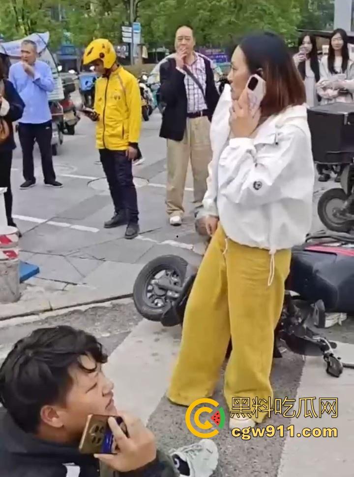 重庆大学城老女人街头醉打美团小哥,踩头踩脸侮辱,打断三根肋骨,小哥全程未还手,这大姐打完人还极其嚣张!-3