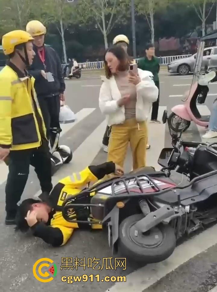 重庆大学城老女人街头醉打美团小哥,踩头踩脸侮辱,打断三根肋骨,小哥全程未还手,这大姐打完人还极其嚣张!-4