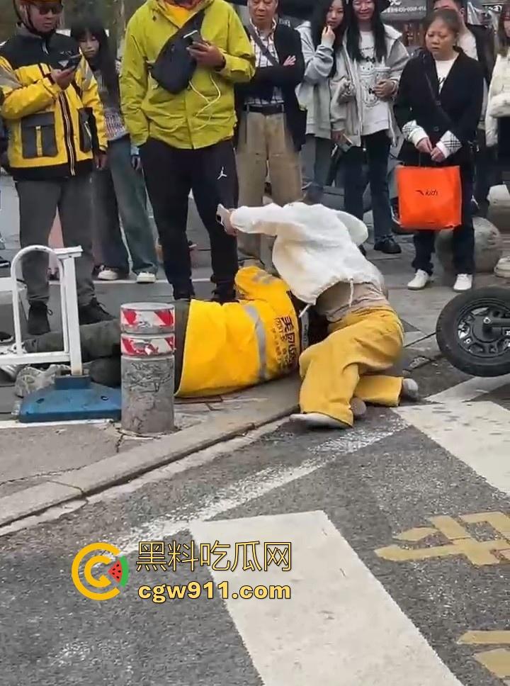 重庆大学城老女人街头醉打美团小哥,踩头踩脸侮辱,打断三根肋骨,小哥全程未还手,这大姐打完人还极其嚣张!-5