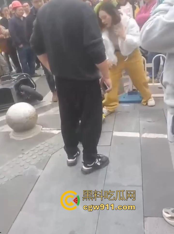 重庆大学城老女人街头醉打美团小哥,踩头踩脸侮辱,打断三根肋骨,小哥全程未还手,这大姐打完人还极其嚣张!-6