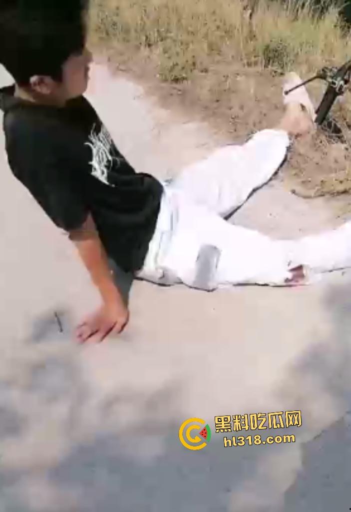 商丘永城小伙开电瓶车搭女友飙车撞树断腿,小仙女苦愁坐路边,这断腿了还在想要不要分手!-1