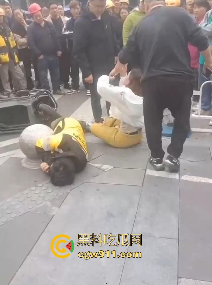 重庆大学城老女人街头醉打美团小哥,踩头踩脸侮辱,打断三根肋骨,小哥全程未还手,这大姐打完人还极其嚣张!-7