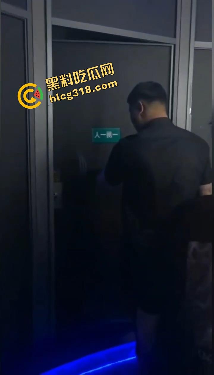 酒吧厕所整活,年轻男女激情日逼被抓个正着,妹子崩溃走出来低头躲镜头差点哭出声,表情尴尬到极致!-9