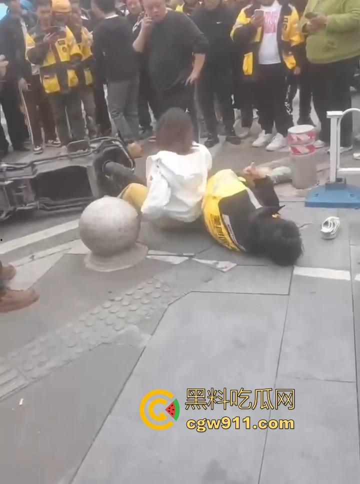 重庆大学城老女人街头醉打美团小哥,踩头踩脸侮辱,打断三根肋骨,小哥全程未还手,这大姐打完人还极其嚣张!-8